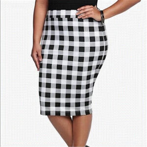 𝅺TORRID Black & White Buffalo Plaid Pencil Skirt Size 3